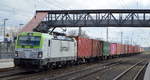 ITL - Eisenbahngesellschaft mbH, Dresden [D] mit  193 894-3  [NVR-Nummer: 91 80 6193 894-3 D-ITL] und Containerzug am 13.04.21 Durchfahrt Bf.