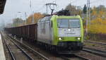 ITL - Eisenbahngesellschaft mbH, Dresden [D] mit  185 543-6  [NVR-Nummer: 91 80 6185 543-6 D-ITL] mit einem Ganzzug offener Drehgestell-Güterwagen am 02.11.21 Berlin Hirschgarten.