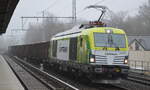 Ein echter Farbtupfer an einem trüben Tag, ITL - Eisenbahngesellschaft mbH, Dresden [D] mit ihrer Vectron Dual  248 008-5  [NVR-Nummer: 90 80 2248 008-5 D-ITL] und einem Ganzzug offener
