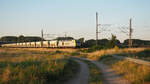 Captrain 285 118-7 / 92 88 0076 102-7 B-ITL zieht einen Schüttgutwagen-Zug Richtung Süden, hier kurz vor Trebbin im letzten Abendlicht.