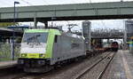ITL - Eisenbahngesellschaft mbH, Dresden [D] mit ihrer  185 562-6  [NVR-Nummer: 91 80 6185 562-6 D-ITL] mit einem Ganzzug Containertragwagen (leer) am 22.08.23 Durchfahrt Bahnhof