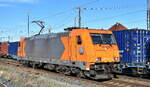 ITL Eisenbahngesellschaft mbH, Dresden [D] mit der Alpha Trains Lok  185 606-1  [NVR-Nummer: 91 80 6185 606-1 D-ATLU] fährt vor den bereitgestellten Containerzug im Bahnhof Frankfurt Oder am 13.11.23 zur Abfahrt.