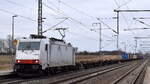 ITL - Eisenbahngesellschaft mbH, Dresden [D] mit der Akiem Lok  E 186 136  [NVR-Nummer: 91 80 6186 136-8 D-ITL] und einem schwach ausgelasteten Containerzug am 31.01.24 Vorbeifahrt Bahnhof Rodleben.