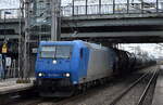 ITL - Eisenbahngesellschaft mbH, Dresden [D] mit der  185 524-6  [NVR-Nummer: 91 80 6185 524-6 D-ITL] und einem Kesselwagenzug am 16.02.24 Durchfahrt Bahnhof Berlin-Hohenschönhausen.