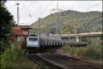 185 562 der ITL durchfhrt mit einem Getriedezug den ehemaligen Bahnhof Westhofen in Richtung Schwerte. (02.10.2008)