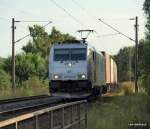 185 562-6 der ITL durchfhrt am 26.08.09 mit einem Containerzug Hamburg-Moorburg Richtung Waltershof. Wer genau hinschaut, erkennt, dass das ITL-Logo etwas nach links verrckt wurde, um fr das Logo des Partnerunternehmens BLG Platz zuschaffen.