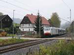 285 106-1 ist am 24.10.2009 mit einem Autotransportzug Richtung Tschechien unterwegs. (B Strand bei Rathen)