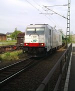 Eine ITL Br 285 bei der durchfahrt mit seinen Schuttgutwagen in Dresden Friedrichstadt.
12.05.2010