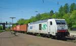 285 108-7 zieht einen Containerzug in Richtung Norden.