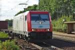 185 598-0 zieht ihren Containerzug nach einem kurzem berhol-Halt aus dem dafr vorgesehenen Gleis in Radbruch. Aufgenommen am 06.07.2010.