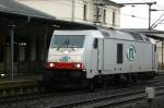 285 103-8 der ITL ist auf dem Weg nach Bad Schandau, um dort einen Containerzug entgegenzunehmen. Hier wird der Bahnhof Pirna durchfahren; 26.11.2010