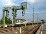 Auf dem Fernbahngleis in Heidenau bringt die ITL-Ludmilla W 232-09 (Lugansk 1978/0853) einen Zug Kesselwagen aus Tschechien - 12.05.2006 
