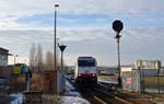 Während 285 109 auf das Gleis vor 285 108 rangiert wartet am 29.01.17 eine MaK im Standort Regiobahn Bitterfeld auf neue Aufgaben. Fotografiert vom geöffneten BÜ Parsevalstraße.