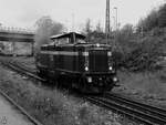 Die Diesellokomotive 211 079-9 startet auf der Ruhrtalbahn in Richtung Witten.