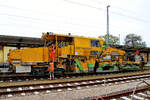 Eine bei JumboTec eingesetzte Schotterprofiliermaschine USP 2000 SWS von Plasser & Theurer war Mitte Mai 2021 am Hauptbahnhof in Neustrelitz zu sehen.