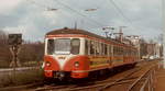 Wenige Monate vor Umstellung auf den Stadtbahnbetrieb kreuzt der ET 58 der Köln-Bonner Eisenbahn im Frühjahr 1978 als  Personenzug nach Bonn  kurz vor der Südbrücke ein Gleis der