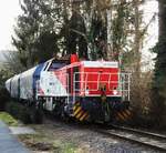 DIESELLOK VOSSLOH G 1000 BB der KSW IN NEUNKIRCHEN/SIEGERLAND
Die bildschöne rot-weiße Diesellok VOSSLOH G 1000 BB der KREISBAHN SIEGEN-
WITTGENSTEIN konnte ich mit Güterwagen am 21.3.2018 auf der Fahrt von HERDORF
nach SALCHENDORF(Schäfer-Werke) durch den  Ortskern von NEUNKIRCHEN
fotografieren,direkt vorbei an den Gärten der Wohnhäuser.....