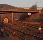 Im letzen Sonnenlicht und bei Vollmond: In Herdorf (06.02.2012) auf der Gleisanlage der Kreisbahn Siegen-Wittgenstein  (KSW) ist die Lok 42, eine Vossloh G 1700 BB (F.-Nr.