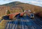 Herdorf am So. den 13.01.2013: 
Rechts auf dem DB-Gleis der KBS 462 - Hellertalbahn, fhrt ein Stadler GTW 2/6 der gleichnamentlichen Hellertalbahn als RB 96 - Hellertal-Bahn (Dillenburg-Haiger-Neunkirchen-Herdorf-Betzdorf), hier kurz vor der Brcke Wolfsweg, zum Bahnhof Herdorf ist es nicht mehr weit. 
Links der Rangierbahnhof der KSW Kreisbahn Siegen-Wittgenstein (ehem. Freien Grunder Eisenbahn AG), hier sind wieder sehr viele Schiebeplanenwagen fr Coiltransporte der Gattung Shimmns abgestellt.