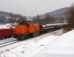 Er ist wieder da....der Winter, zudem schneid es fleiig weiter und es weht ein kalter Ostwind...
Herdorf am 12.03.2013: 

Die Lok 46 der KSW (Kreisbahn Siegen-Wittgenstein), eine Vossloh G 1700 -2 BB, bringt vier leere Res-Wagen (Drehgestellflachwagen), ber die Hellertalbahn (KBS 462),  aus Burbach.

Die dahinter angestellten Gterwagen befinden sich auf dem Rangierbahnhof der KSW (Betriebseinrichtung: Freien Grunder Eisenbahn).
