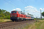 218 451 der LWC führte am 31.07.22 zwei Personenwagen durch Greppin Richtung Dessau.