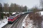 232 238 und 132 158 der LEG mit einem Kesselzug bei Wiesau Richtung Hof, 25.01.2019