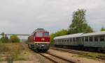 LEG 132 158-7 am 08.09.2013 beim umsetzen im ehemaligen Bahnhof Karsdorf. Sie brachte den Winzerfestsonderzug DPE 75910 von Profen ber Freyburg nach Karsdorf und wartete dann hier auf die abendliche Rckfahrt. Im Hintergrund erkennt man einen Teil der Unstruttalbrcke (Neubaustrecke Erfurt - Halle/Leipzig).