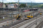 13.08.2017 Plochingen, Gleisbauarbeiten Sonntags im Bahnhofsbereich, im Hintergrund ein Teil der Stadt mit dem Hundertwasserhaus 