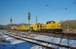 215 010-1 mit dazu passenden Bau-Utensilien in Fahrtrichtung Sden. Aufgenommen am 07.03.2010 in Eschwege West.