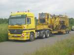 Mercedes Actros 2651 Schwerlastttieflader mit Gleisbaumaschine (1000mm) abgestellt in einem Gewerbegebiet in Nordhausen 15.06.2013