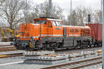 16.3.2021 - Vossloh DE18 von LOCON vor einem Containerzug im Sander Bahnhof. Der Zug fhrt Richtung Jade-Weser-Port.