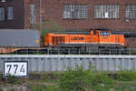 Die Diesellokomotive Locon 323 (4185 030-8) zog Anfang Mai 2021 einen Containerzug durch Duisburg-Wanheimerort.