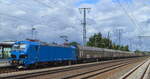 LOCON mit der angemieteten  192 060  [NVR-Nummer: 91 80 6192 060-2 D-NRAIL] und einem hauptsächlich aus Schiebewandwagen bestehenden Güterzug am 15.09.22 Durchfahrt Bahnhof Golm.