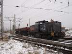 LOCON-217 und zwei Seitenkippwagen an der Westeinfahrt von Bergen/Rgen am 26.November 2010.