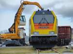 Maxima 40 CC mit Kieswagen zur Entladung im Anschluss des Bahnhofs Pasewalk- Ost. - 01.03.2012