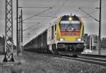 Locon 401 auf dem Weg von Saßnitz/Lancken nach Bützow beim Kreuzungshalt in Stralsund/Langendorf am 02.06.2015