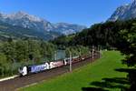 Im August diesen Jahres gab es Bauarbeiten im Inntal und an der Brennerstrecke. Aus diesem Grund wurde der Güterverkehr über die Gisela- und Tauernbahn umgeleitet. Am 09. August 2018 war der Brenner noch offen, zwischen Rosenheim und Kufstein gab es jedoch Brückenarbeiten. Der DGS 48861 von München Nord Rbf nach Verona in Italien nahm daher den Umweg über Salzburg, fuhr dann allerdings interessanterweise statt über den Tauern nach Wörgl. Eine schöne Gelegenheit, diese Leistung abseits des üblichen Laufwegs zu fotografieren. Bei Pfarrwerfen im Salzachtal konnte ich das fotogene Tandem bestehend aus 193 772 und 774 mit dem gemischten Güterzug aufnehmen. 