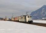 Die Lokomotion 151 074-2 mit einem Taschenwagen-Zug am 21.02.19 bei Oberaudorf in Richtung Kufstein.