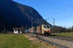 Am 18. Dezember 2020 brachten 193 777 und 657 den DGS 43115 von München Ost Rbf nach Verona Q.E. in Norditalien. Bei Niederaudorf im Inntal konnte ich den gut ausgelasteten KLV-Zug fotografieren. 
