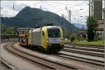 ES64U2-033 rollt vom Brenner komment mit einem leeren Autozug in den Bahnhof Kufstein ein.