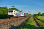 185 663 und 185 665  Kombiverkehr  Lokomotion mit einem KLV-Zug bei Thüngersheim Richtung Gemünden, 07.05.2020