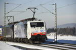 Die 189 917 von Lokomotion und eine weitere Maschine, auf der Inntalstrecke bei Oberaudorf am 26.01.22