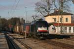 ES64U2 001 mit einem Gterzug am 17.01.2009 in Aling.