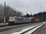 Die 186 102 und die 186 103 mit einem KLV-Zug am 13.03.2010 bei der Durchfahrt in Aling.