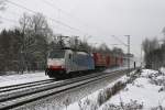 Das Railpool Zebra 186 102 mit dem Winner KLV am 02.12.2010 zwischen Vaterstetten und Haar.