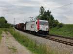 Die 185 664 mit einem Stahlzug am 22.06.2012 unterwegs bei Ostermnchen.