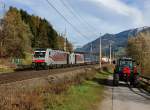 Die 186 285 und die 186 28x mit einem KLV-Zug am 03.11.2012 unterwegs bei Terfens.