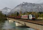 186 285 mit einem Schrottzug am 30.10.2012 auf der Innbrcke bei Brixlegg.