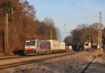 Am 15.Dezember 2013 durchfuhr LM 186 285 mit einem gemischten KLV-Zug Aßling in Richtung Rosenheim.