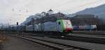 Die 486 502-8 der BLS, angemietet von Lomo und 186 285-3 mit einem Kombiverkehr bei der Ausfahrt am 7.1.2014 im Bahnhof Kufstein, Richtung Italien. Im Hintergrund stehen die 186 290-3 und die 482 045-2 der SBB Cargo, ebenfalls angemietet von Lomo. Grüße an den TF!